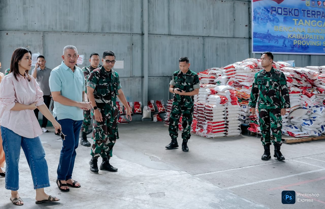 Ketua TP PKK Sumut, Kahiyang Ayu bersama Pj Sekda Sumut H Sulaiman Harahap mengecek bantuan untuk korban bencana di Tapanuli Tengah dan Sibolga di Hanggar Lanud Soewondo, Medan. (Kominfo Sumut Dok)