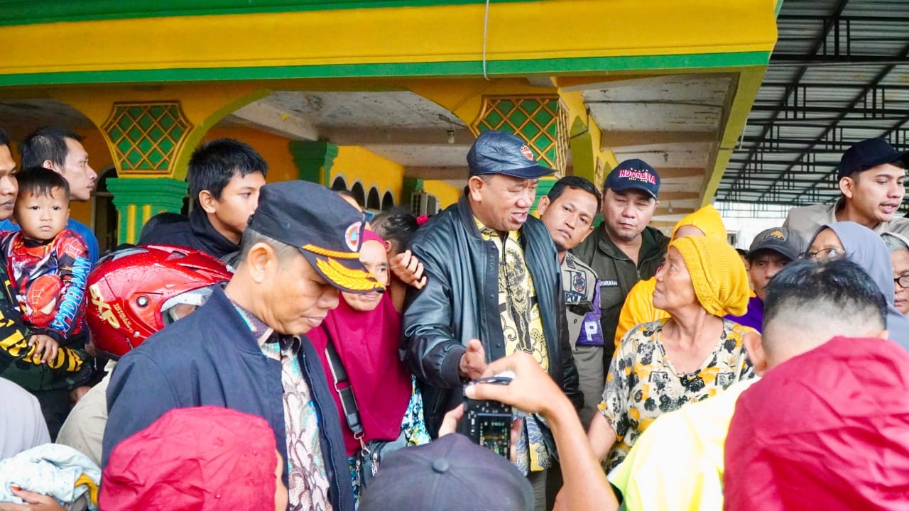 Bupati Langkat Tinjau Langsung dan Salurkan Bantuan Untuk Warga Terdampak Banjir