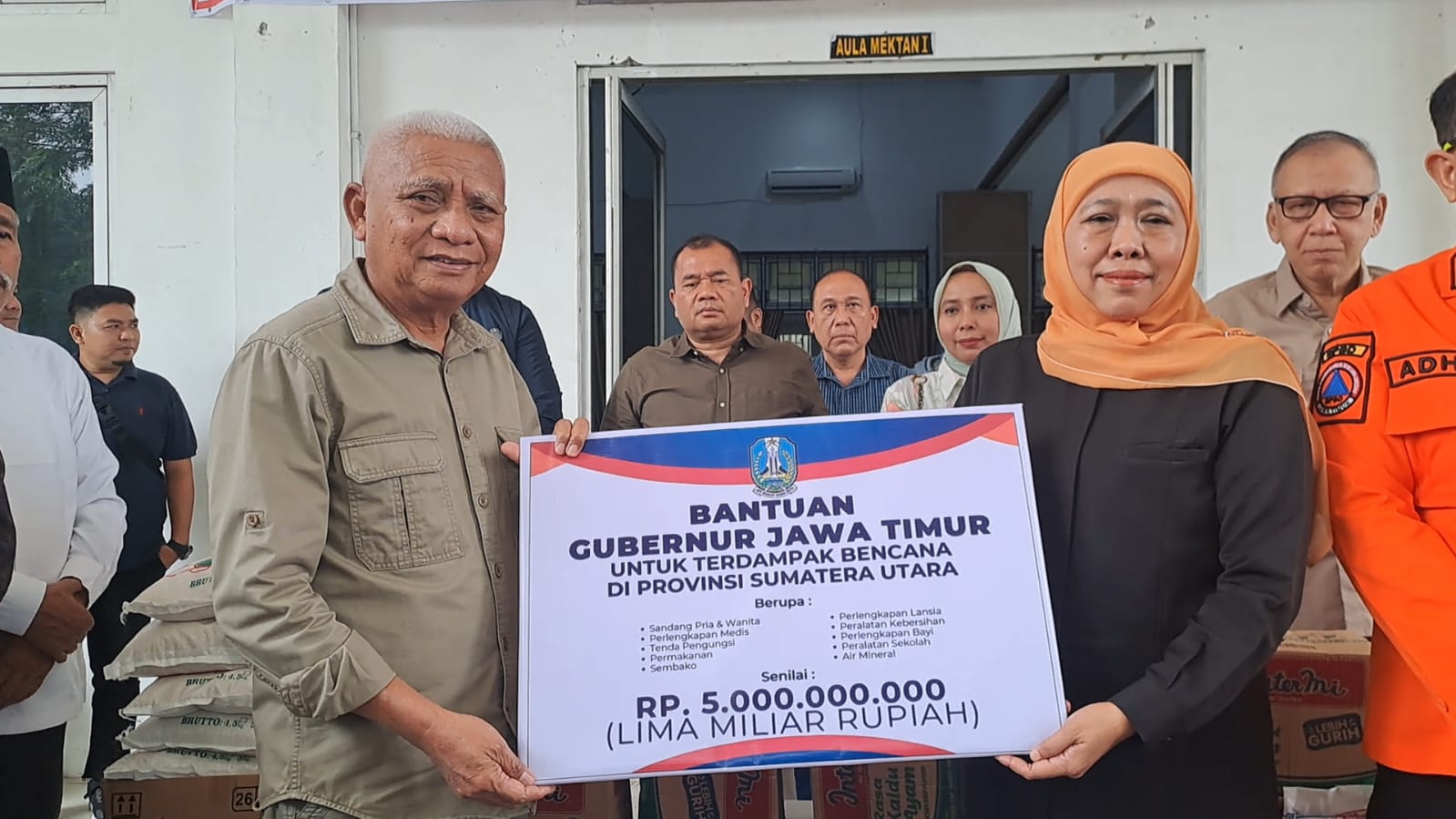 Wagub Sumut Surya menerima bantuan materil dari Gubernur Jawa Timur Khofifah senilai Rp5 miliar untuk korban bencana. (Ist)