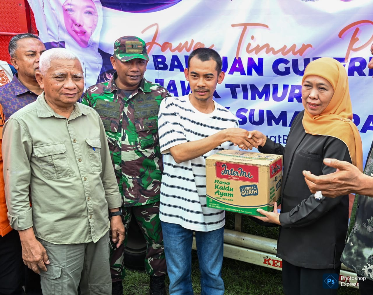 Wakil Gubernur Sumut Surya bersama Gubernur Jawa Timur Khofifah Indar Parawansa menyerahkan langsung kepada masyarakat terdampak banjir di Posko Darurat Bencana Kecamatan Hinai Kabupaten Langkat. (Kominfo Sumut Dok)