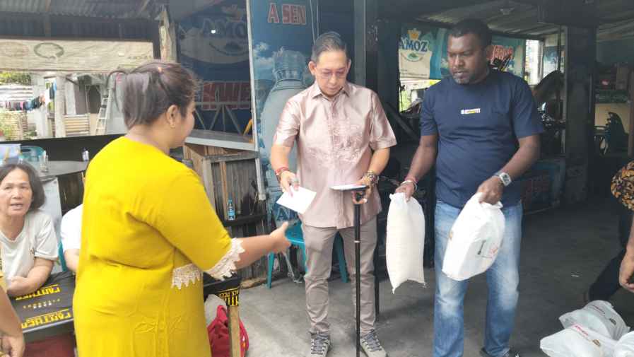 Ketua DPRD Kota Medan Drs Wong Chun Sen MPdB bersama pengurus Cetiya Arya Karuna membagikan paket sembako dan tali asih kepada warga kurang mampu di Jalan Karya Celincing, Kelurahan Glugur Kota, Kecamatan Medan Barat, Kota Medan, Minggu (23/11/2025).