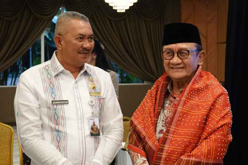 Pj Sekretaris Daerah Provinsi Sumatera Utara (Sumut) Sulaiman Harahap menghadiri kegiatan bedah buku biografi tokoh birokrasi, Dr. RE Nainggolan MM, yang bertajuk “Keyakinan, Perjuangan, dan Pengabdian: Sebuah Biografi RE Nainggolan – The Untold Stories” di Mini Hall Kampus Utama Universitas Prima Indonesia (UNPRI), Jalan Sampul No. 3 Medan, Kamis (20/11/2025).