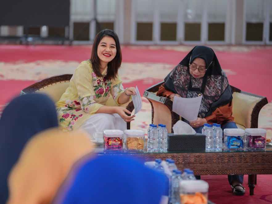 Ketua Tim Penggerak Pemberdayaan Kesejahteraan Keluarga (TP PKK) Sumatera Utara (Sumut) Kahiyang Ayu dan Penjabat (Pj) Ketua Dharma Wanita Persatuan (DWP) Sumut Evi Sulaiman, beserta pengurus DWP dan PKK Sumut, membahas persiapan HUT ke 26 DWP Sumut, di Aula Tengku Rizal Nurdin, Jalan Sudirman Nomor 41 Medan, Jumat (21/11/2025).