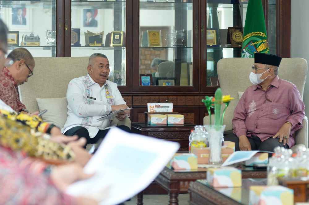 Pj Sekretaris Daerah Provinsi Sumatera Utara (Sumut) Sulaiman Harahap menerima kunjungan para Tokoh Ulama Sumut di Ruang Kerja Lantai 9 Kantor Gubernur Sumut Jalan Diponegoro Kota Medan, Kamis (20/11/2025).