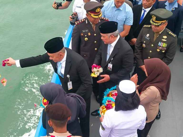 Peringati Hari Pahlawan, Pemprov Sumut dan Forkopimda Tabur Bunga di Perairan Belawan
