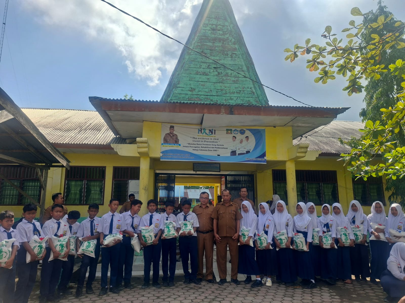 SMP Negeri 2 Sicanggang Bantu Siswa Korban Banjir