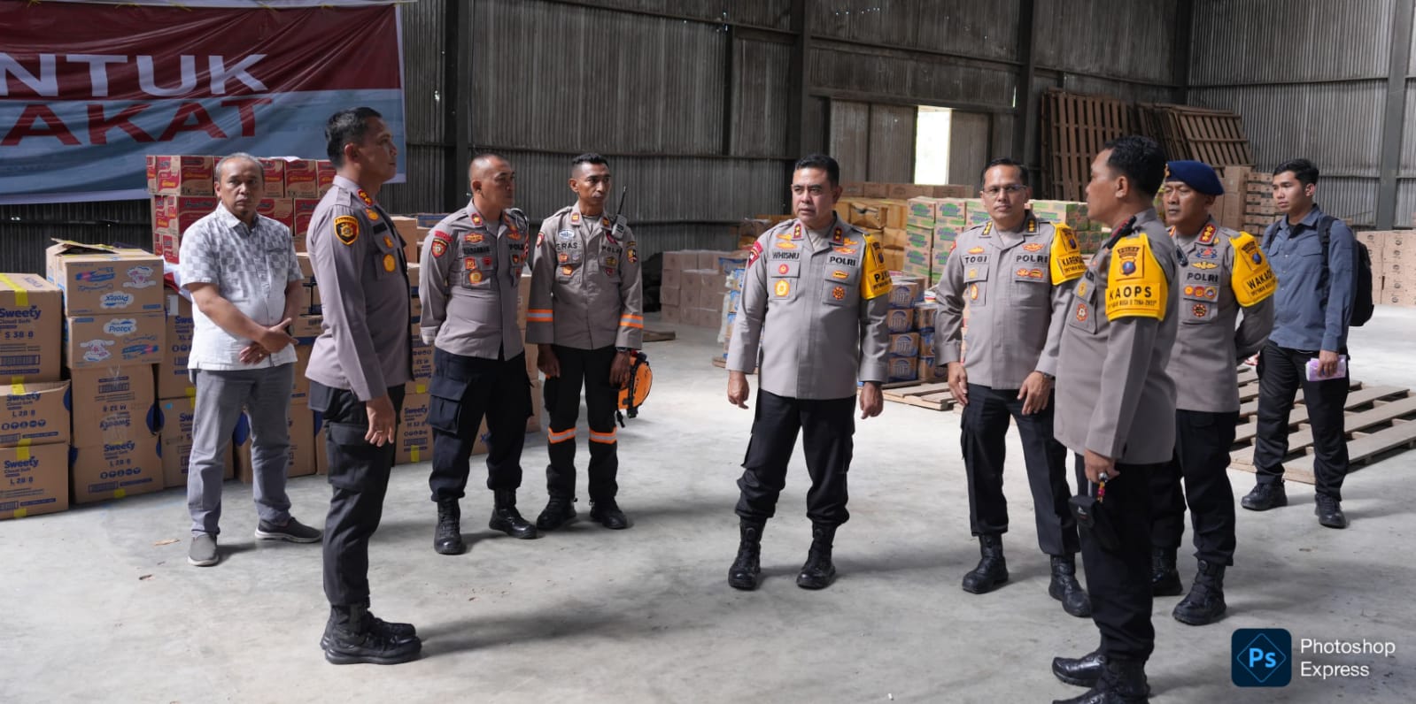 Kapolda Sumut Irjen Pol Whisnu Februanto kroscek bantuan logistik di Silangit. (Ist)