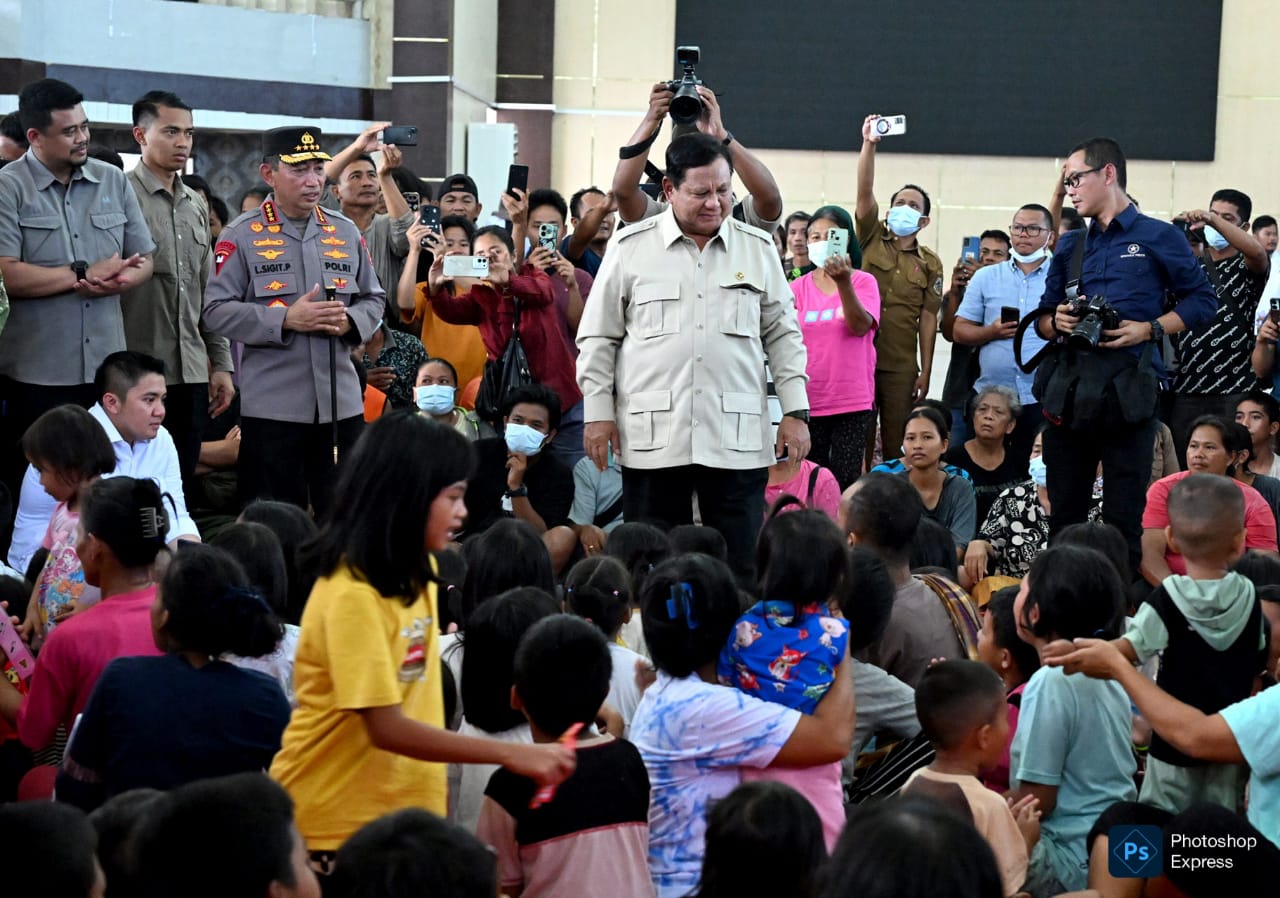 Prabowo Subianto berdialog dengan korban banjir dan longsor di Tapanuli Tengah. (Kominfo Sumut Dok)