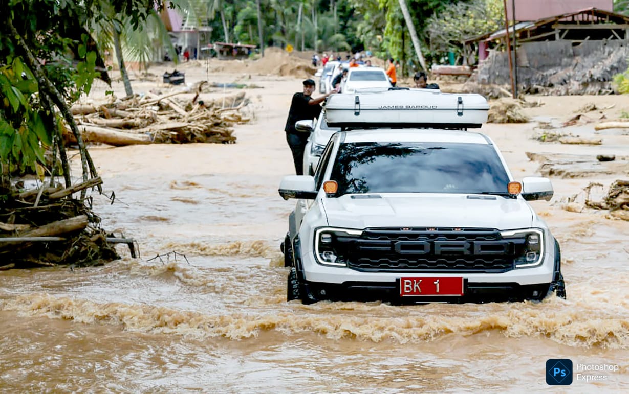 Bobby Nasution menerobos medan banjir di Tukka, Tapanuli Tengah. (Kominfo Sumut Dok)