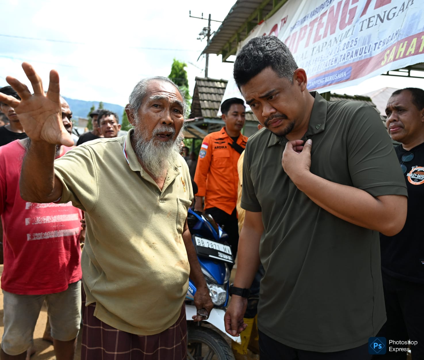 Bobby Nasution mendengarkan keluhan warga di Desa Tukka, Tapteng. (Kominfo Sumut Dok)