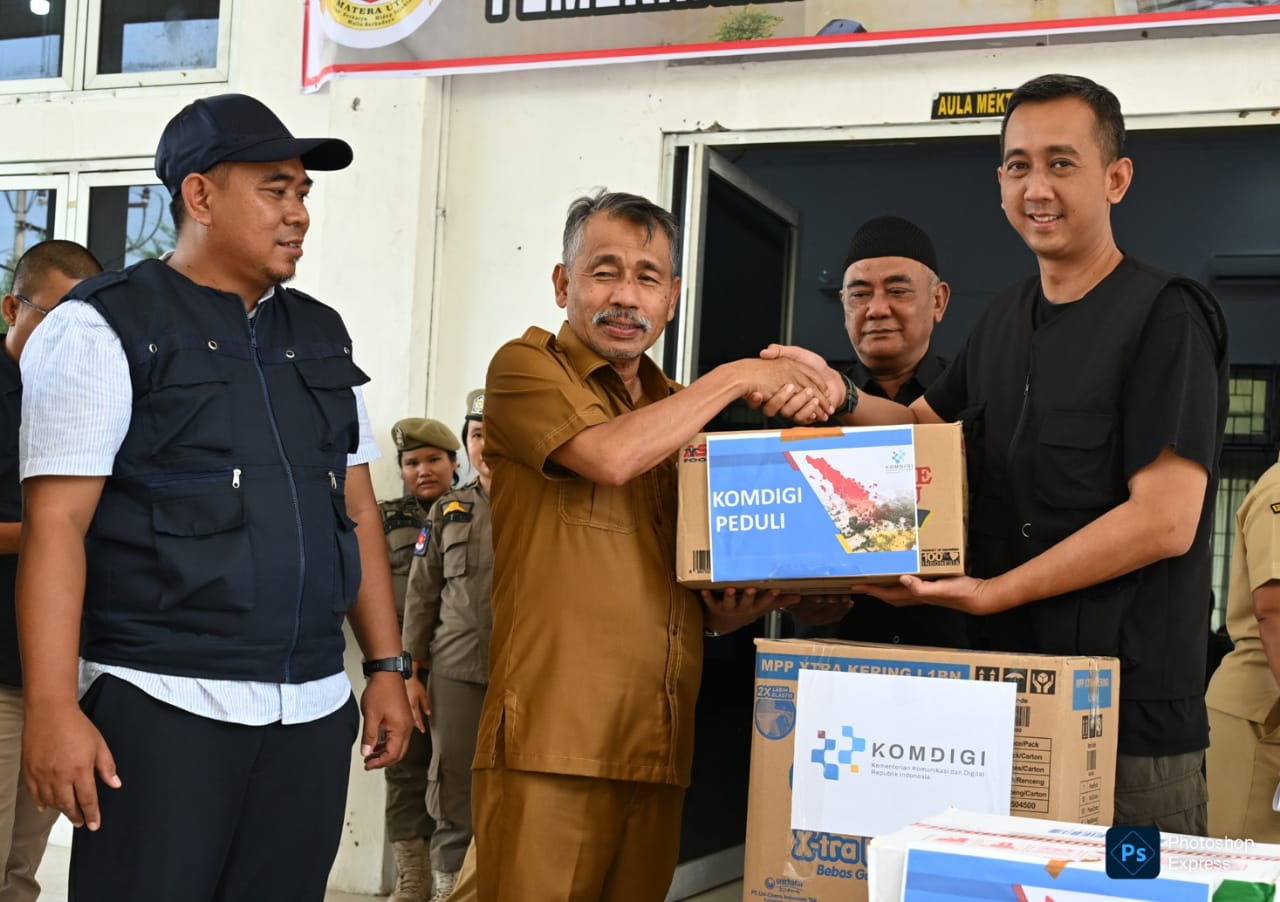 Basarin Yunus Tanjung, Ketua Harian Posko Darurat Bencana Sumut menerima bantuan dari Kementerian Komdigi. (Kominfo Sumut Dok)