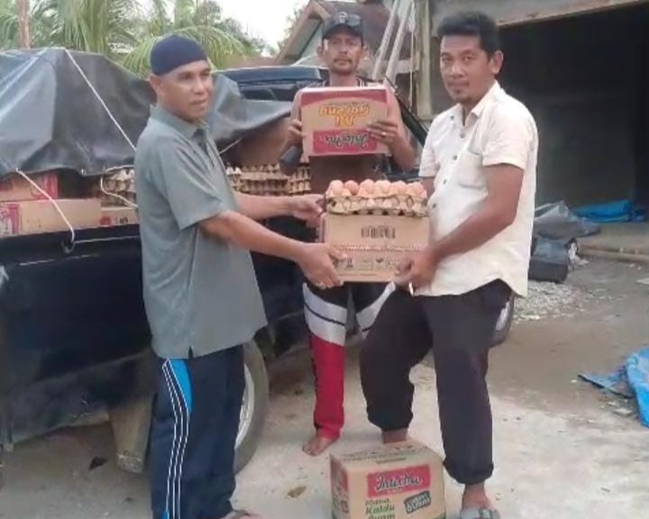 Kepala Desa Teluk Meku Haji Jamaluddin dan Pengusaha Berikan Bantuan ke Korban Musibah Banjir