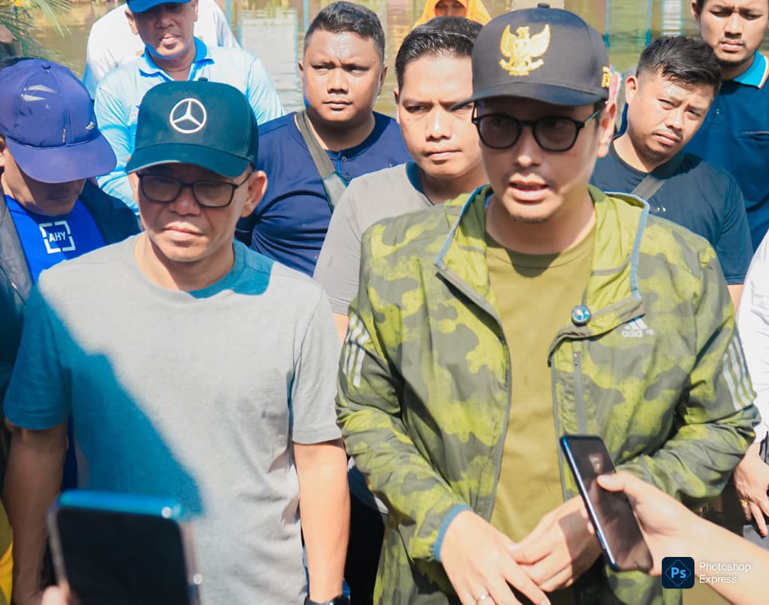 Rico-Zaki tinjau langsung SD Negeri 066429 di Kelurahan Terjun, Marelan yang terendam banjir. (Kominfo Medan Dok)