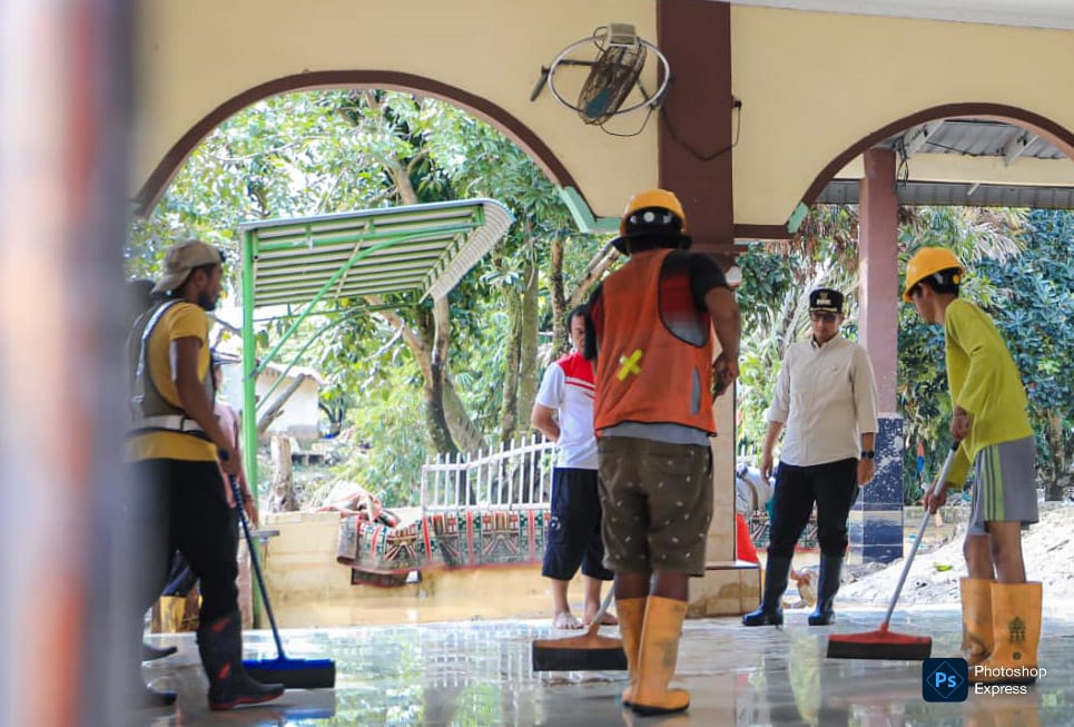 Rico Waas tinjau langsung masjid Muslimin yang porak poranda dihantam banjir. (Kominfo Medan Dok)