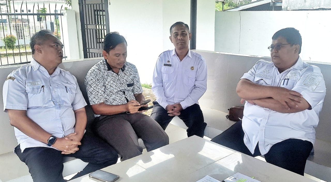 Sekretaris Daerah Kabupaten Simalungun, Mixnon Andreas Simamora (duduk sendiri ) saat memberikan keterangan terkait seleksi Dewan Pengawas (Dewas) PDAM Tirta Lihou periode 2025–2029. Foto; dokumen Dinas Simalungun