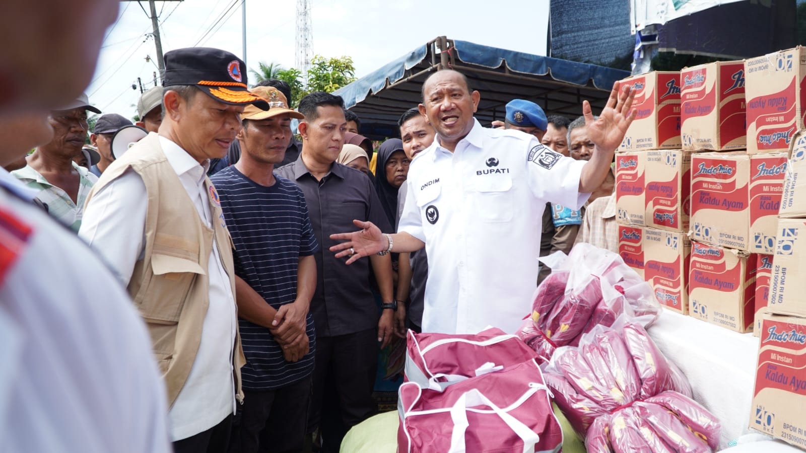 Lewati Akses Terputus, Syah Afandin Hadir Ditengah-Tengah Masyarakat Yang Terisolir Banjir 