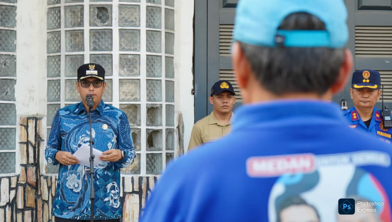 Rico Waas pimpin apel percepatan pembersihan banjir di Jalan Pertempuran, Pulo Brayan, Medan Barat. (Kominfo Medan Dok)