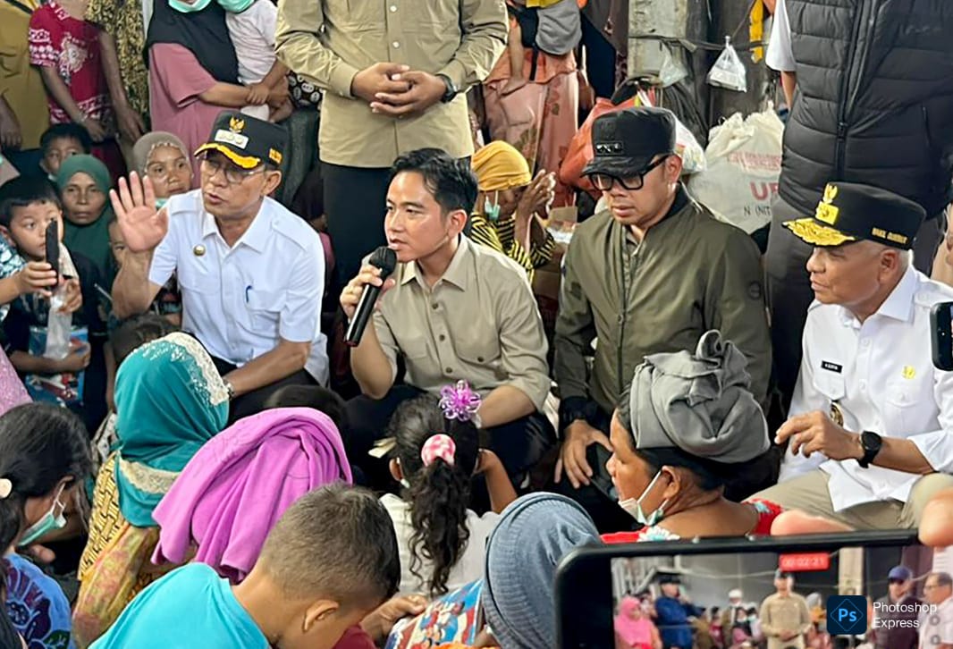 Wakil Presiden RI Gibran Rakabuming Raka berdialog dengan para korban banjir longsor di Tapsel. (Kominfo Sumut Dok)