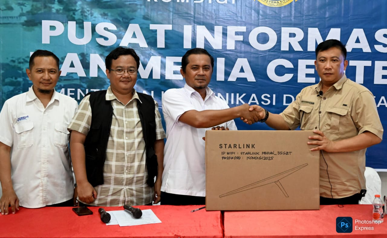 Erwin Harahap menyerahkan bantuan peralatan koneksi darurat di GOR Pandan. (Kominfo Sumut Dok)