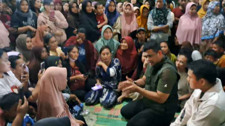 Gubernur Sumatera Utara Bobby Afif Nasution meninjau lokasi penampungan masyarakat terdampak banjir di Dusun III, Desa Air Hitam, Kecamatan Gebang, Kabupaten Langkat, Jumat (5/12/2025) malam.