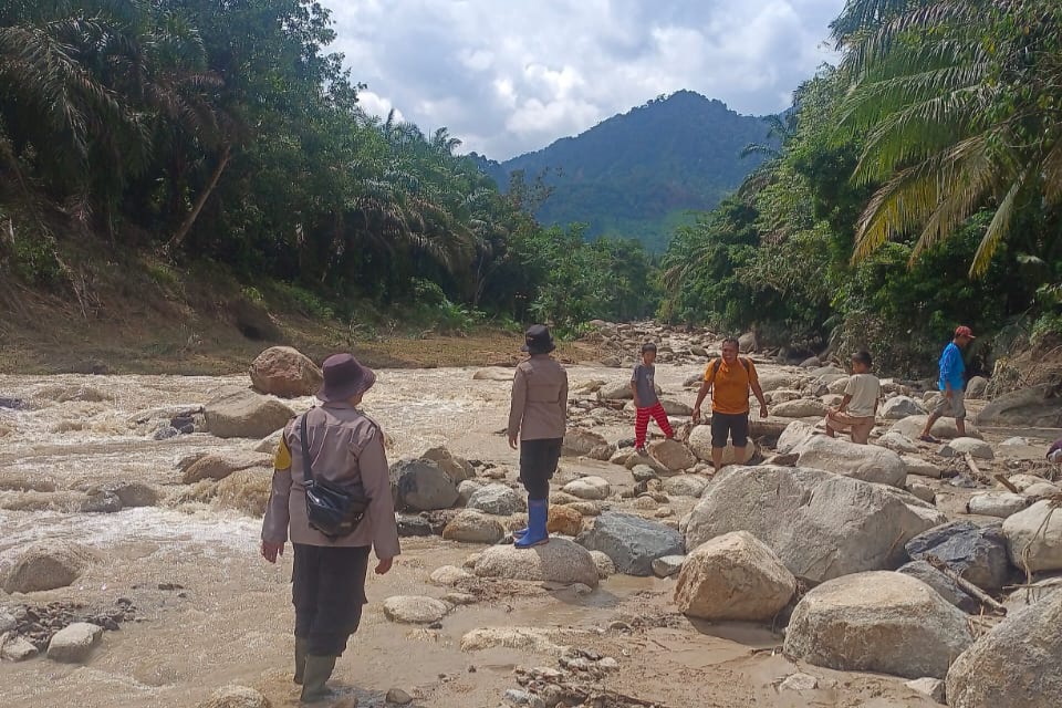 Kapolsek Na IX-X Bersama Wakil Bupati Tinjau Lokasi Luapan Sungai Hatapang Pastikan Warga Aman