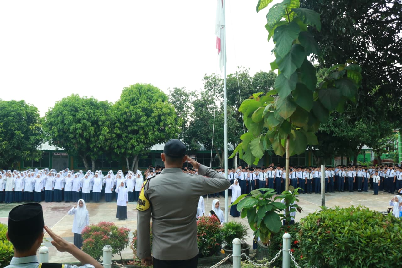 Bhabinkamtibmas Kelurahan Kartini Labuhanbatu Ajak Pelajar Jaga Diri dan Lingkungan Lewat Cooling System