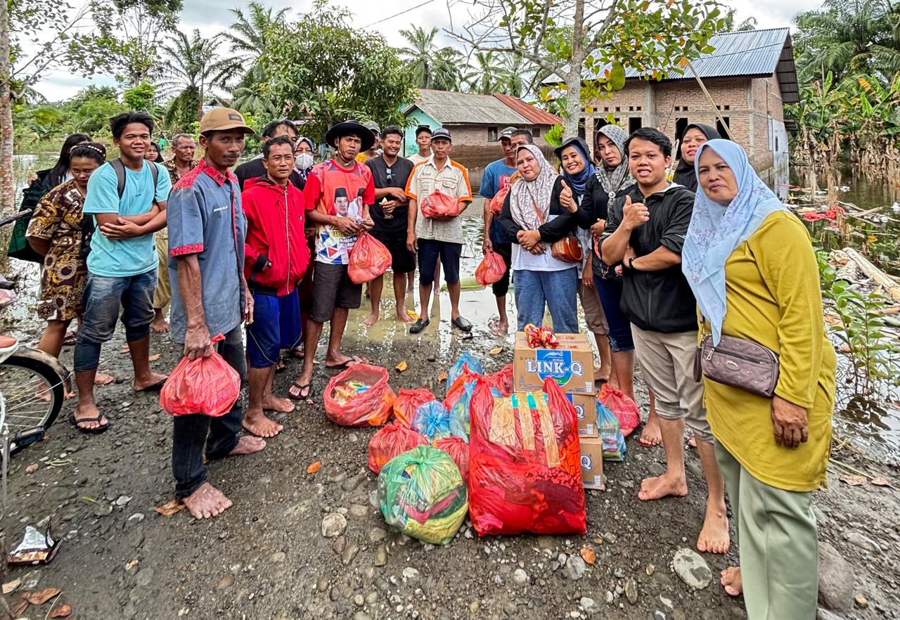 Masyarakat Dusun II Desa Sei Limbat Memberikan Paket Sembako Kepengungsi Korban Banjir di Beberapa Titik ke Tanjung Pura