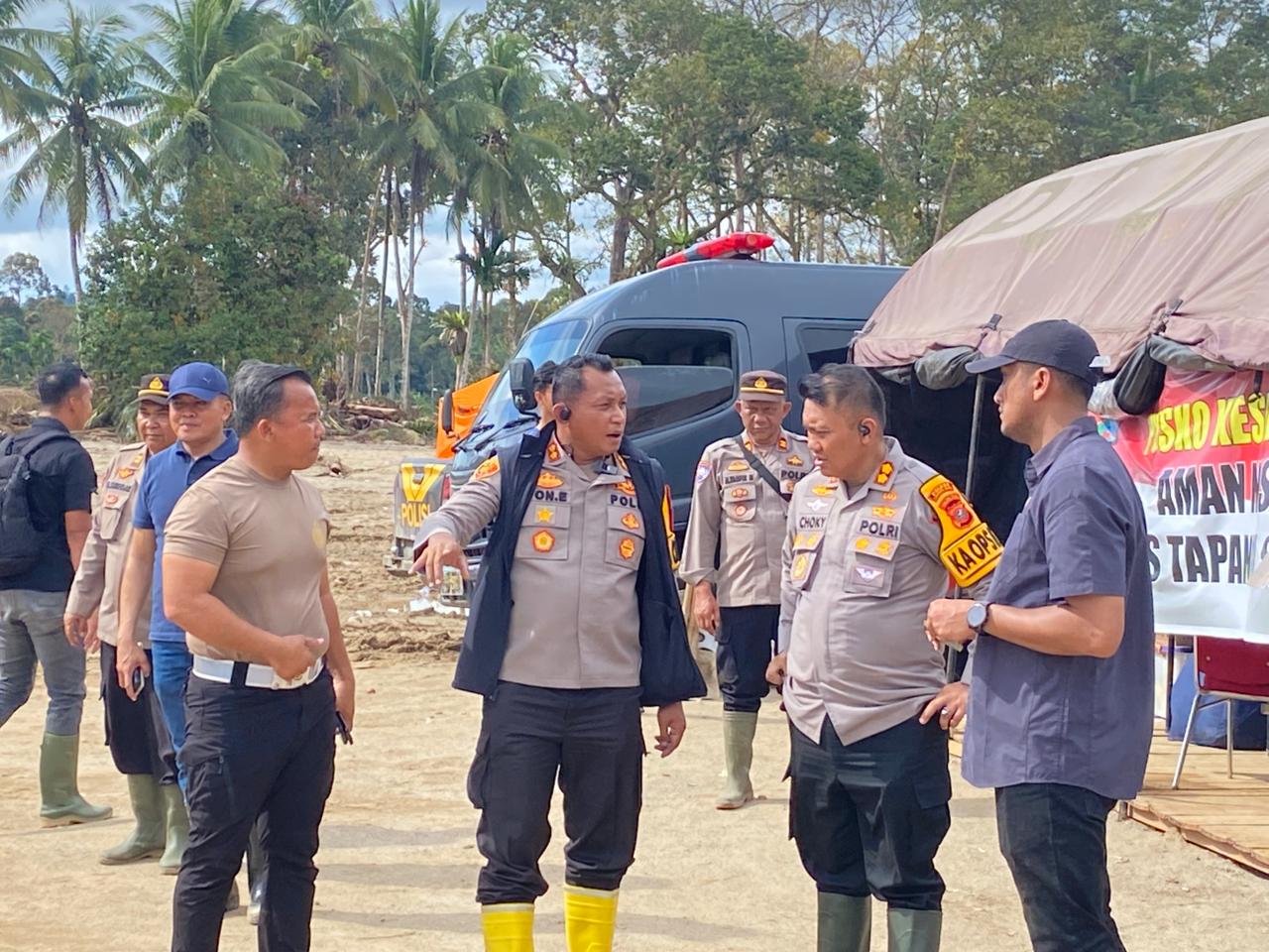 Kapolres Labuhanbatu Turun Langsung Salurkan Bantuan Bencana ke Tapsel