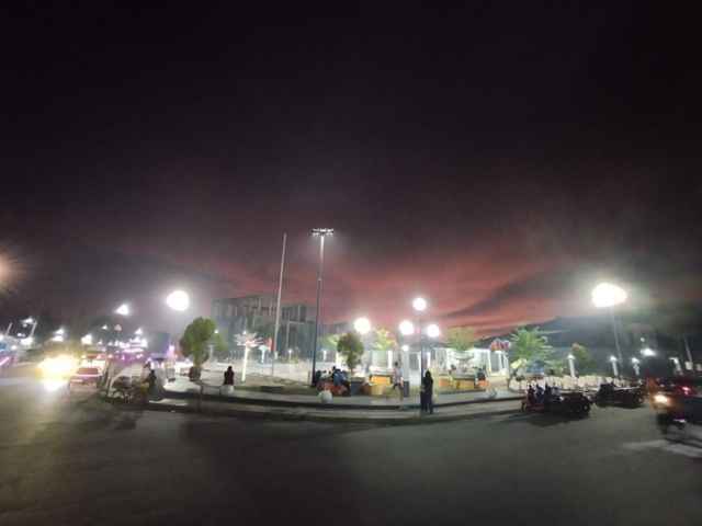 Potret Alun-Alun Kota Pandan, Tapanuli Tengah, yang kembali terang setelah pasokan listrik pulih pascabencana.
