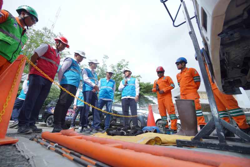 General Manager PLN UID Sumut, Mundhakir saat memberikan pengarahan kepada petugas untuk mengutamakan keselamatan saat bekerja.