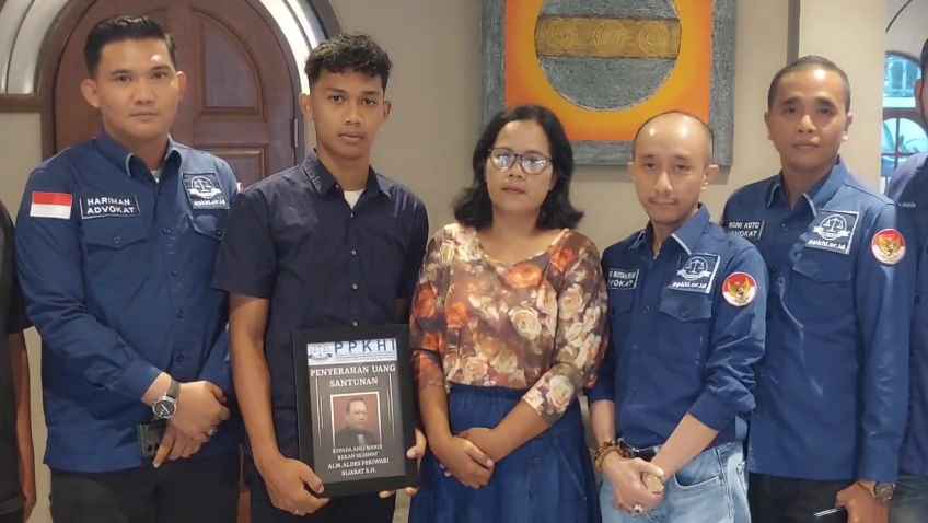 Bentuk Kepedulian, Ketua DPD PPKHI Sumut Serahkan Asuransi Rp32,5 Juta untuk Anggota Meninggal