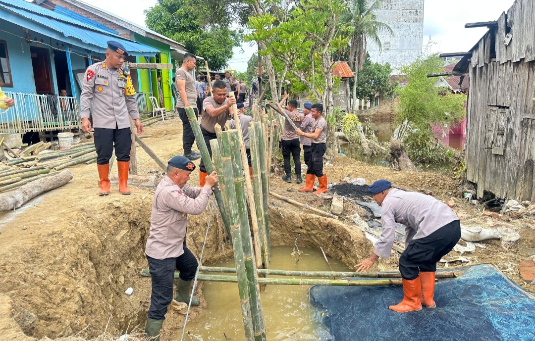 Brimob Poldasu Terus Perbaiki Tanggul Jebol di Tanjung Pura