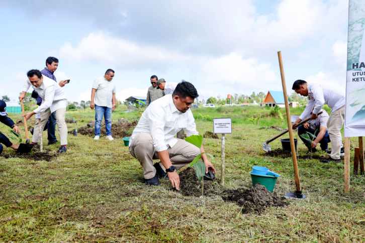 Gubernur Sumatera Utara (Sumut) Muhammad Bobby Afif Nasution turut mengikuti penanaman sejuta pohon bersama dengan Utusan Khusus Presiden Republik Indonesia Hashim Djojohadikusumo di Kompleks Perkampungan Pemuda HKBP Jetun Silangit, Tapanuli Utara (Taput), Minggu (11/1/2025).