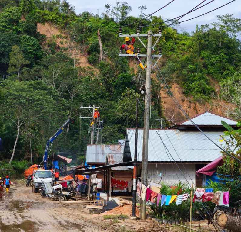 Petugas PLN sedang memperbaiki konstruksi jaringan listrik di Desa Lubuk Sibuk, Kuala Simpang, Aceh Tamiang. Jaringan listrik ini merupakan salah satu yang terdampak oleh banjir dan tanah longsor yang sempat melanda wilayah tersebut.
