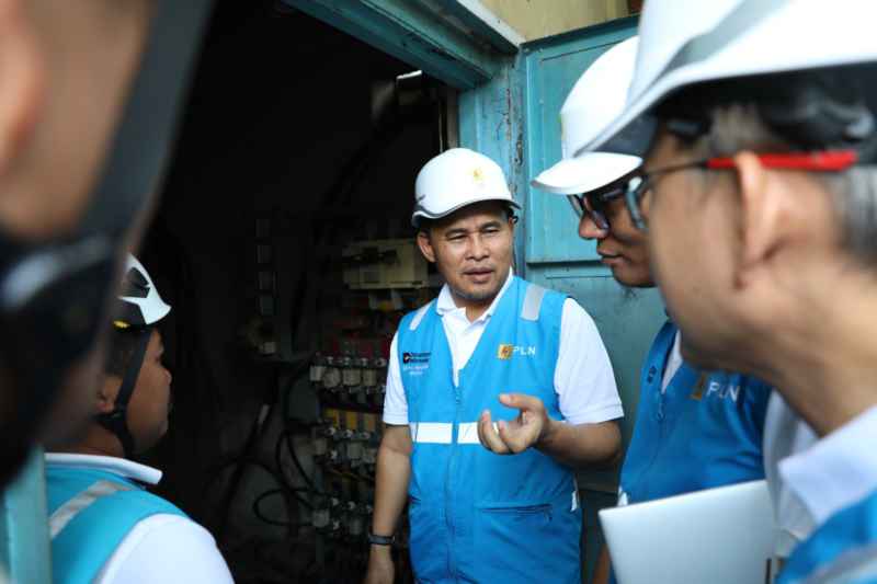 General Manager PLN UID Sumut, Mundhakir (3 dari kanan) memberikan arahan langsung kepada Tim Distribusi pada kunjungan di GPIB Immanuel.