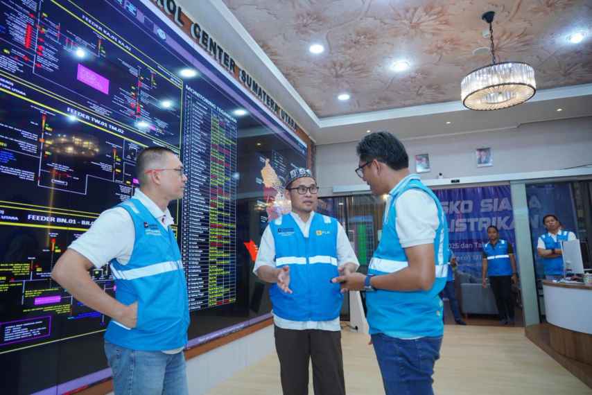 General Manager PLN UID Sumut, Mundhakir (tengah) saat memberikan arahan langsung kepada Manger Operasi dan Pemeliharaan Distribusi (kanan) didampingi Senior Manager Distribusi PLN UID Sumut, Dicky Hiwardi (Kiri)