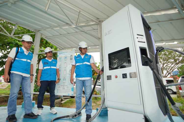 General Manager PLN UID Sumut saat memastikan SPKLU Rest Area A Jalan Tol Medan-Tebing Tinggi beroperasi dengan baik.