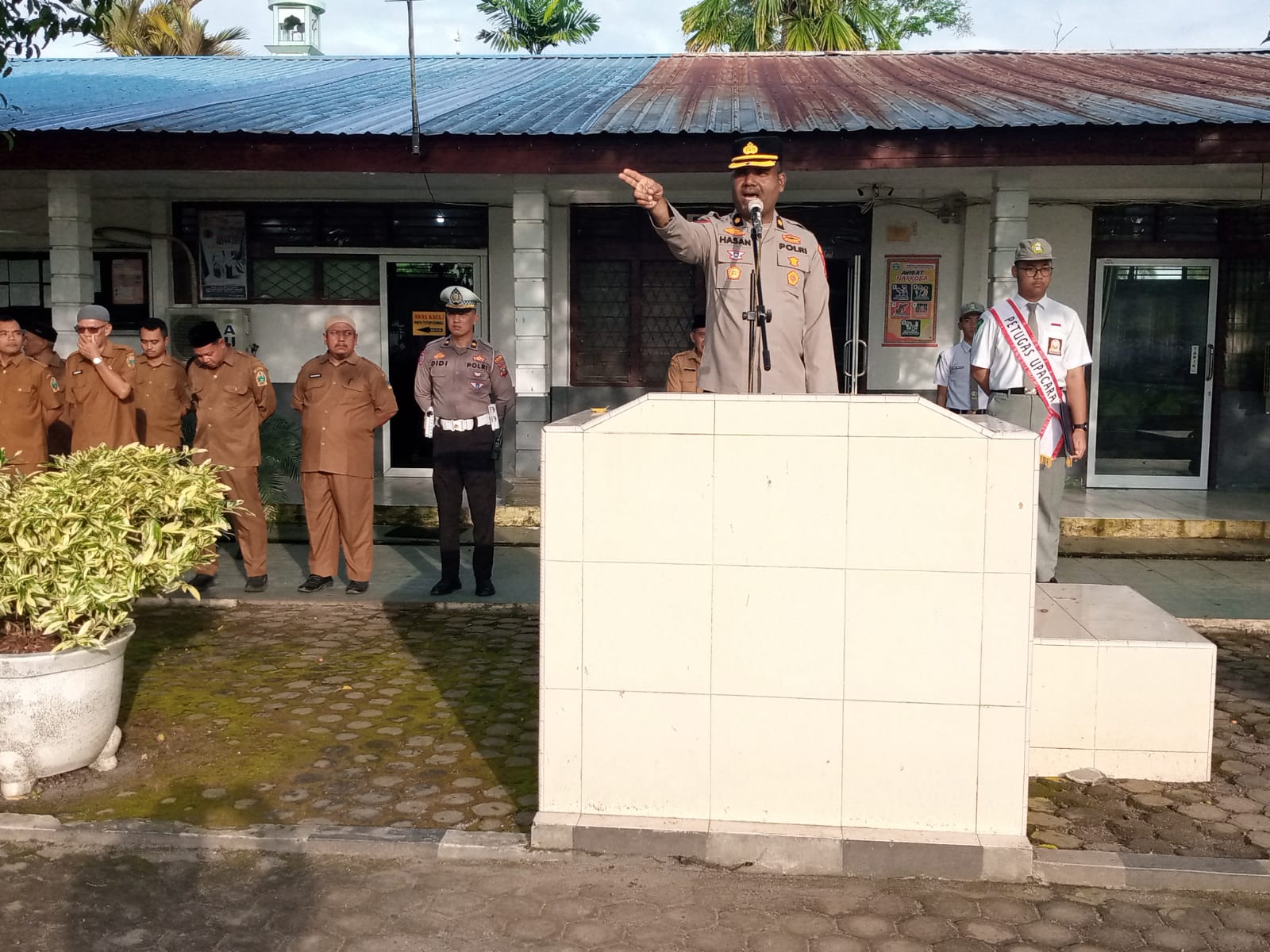 Kabag SDM Polres Langkat Jadi Pembina Upacara di SMA Negeri 1 Stabat
