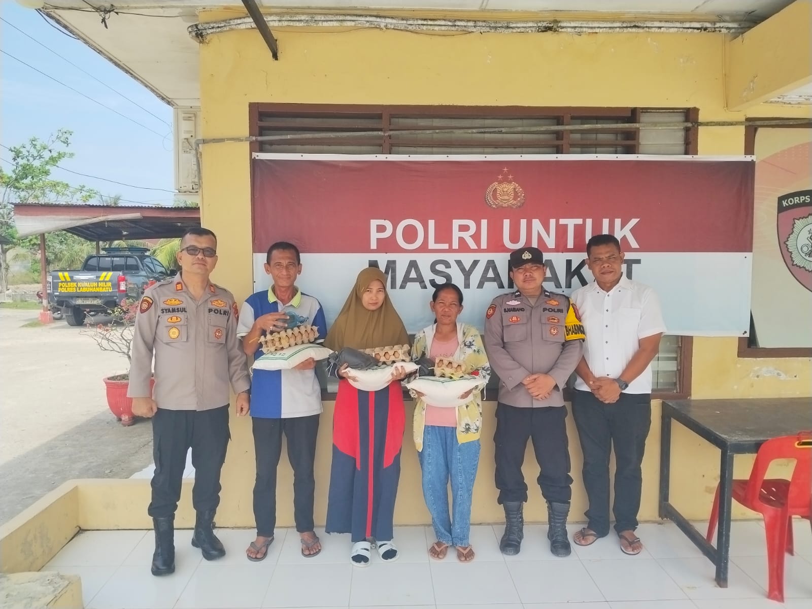 Bentuk Kepedulian Polsek Kualuh hilir Memberikan Bantuan Sembako Kepada Masyarakat