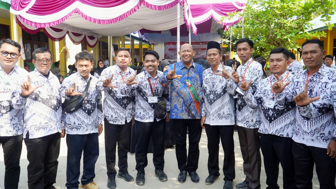 Bupati Langkat Salurkan Donasi PGRI Untuk GTK Terdampak Banjir di Tanjung Pura