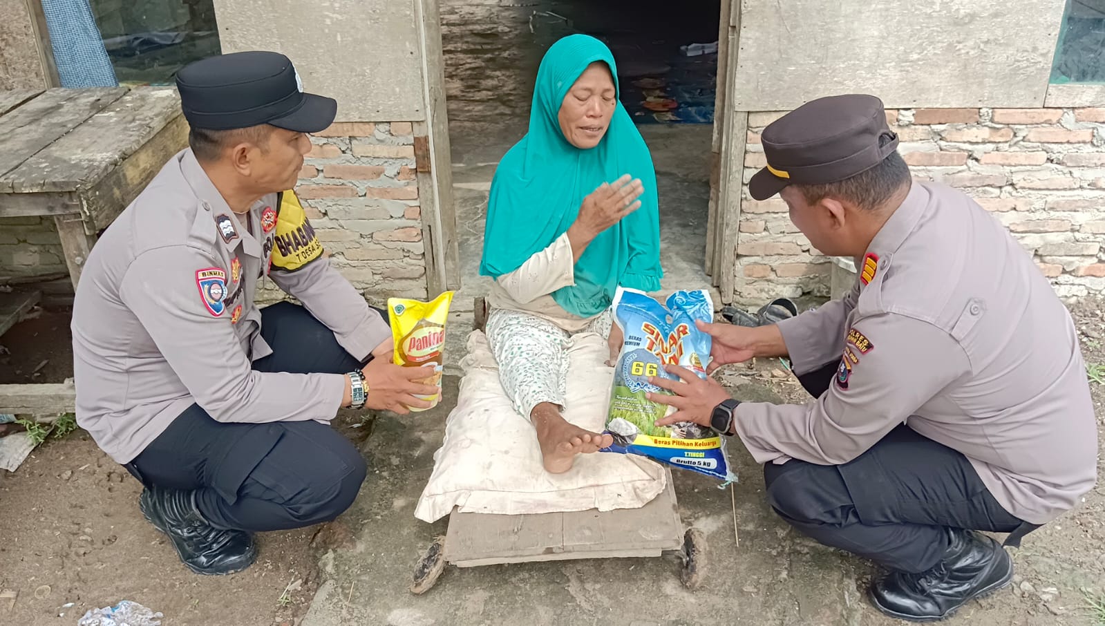 Jumat Berkah, Kapolsek Panai Tengah Bagikan Bansos Wujud Polri Untuk Masyarakat