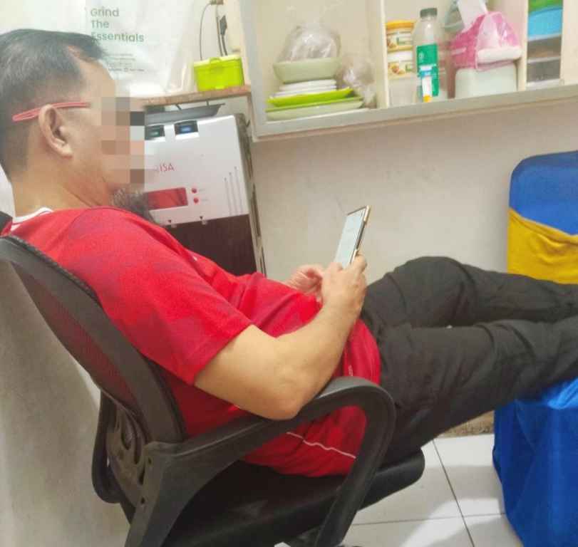 Napi korupsi, IS, terlihat asyik bermain HP di dalam Rutan Tanjung Gusta.