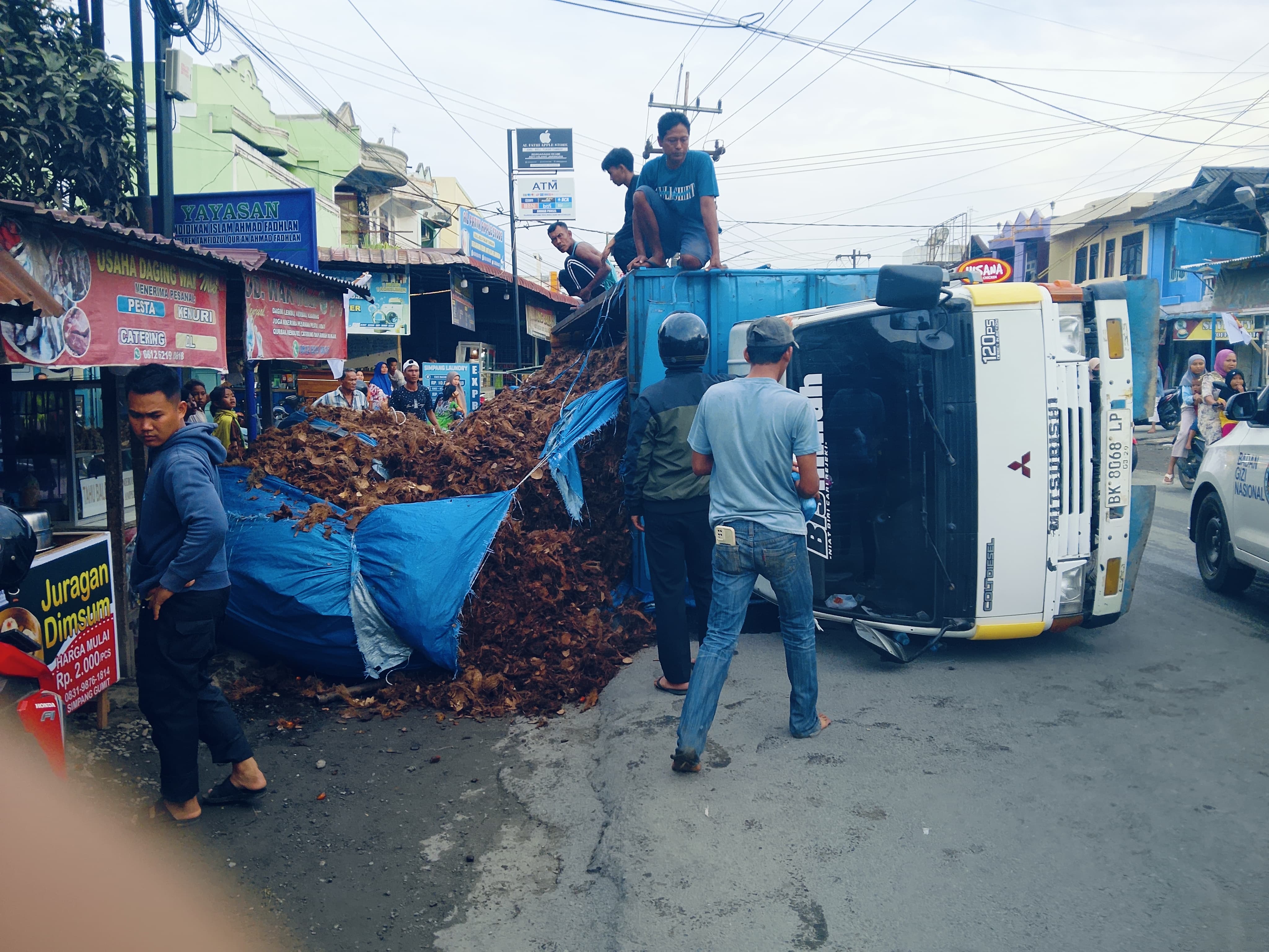 Truk Over Dimensi Over Load Milik Perusahaan Terbalik  