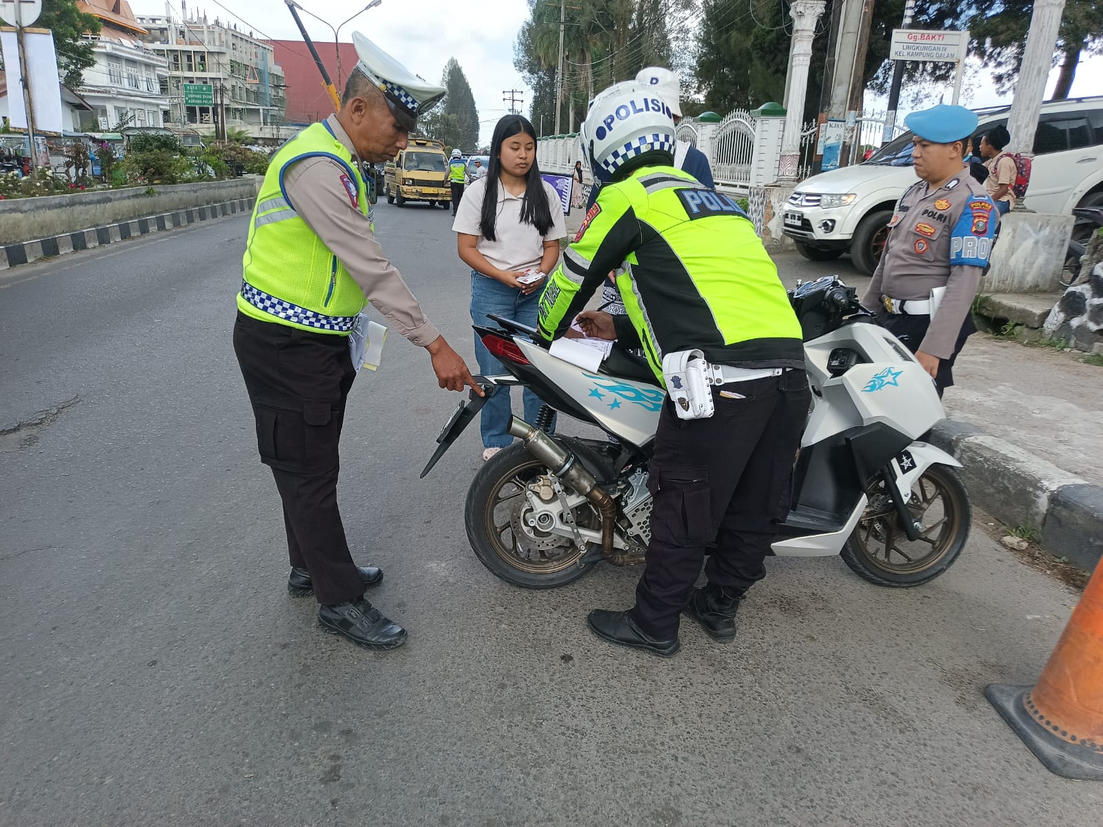 Hari Ketujuh Ops Keselamatan Toba 2026, Satlantas Polres Tanah Karo Laksanakan Sosialisasi 