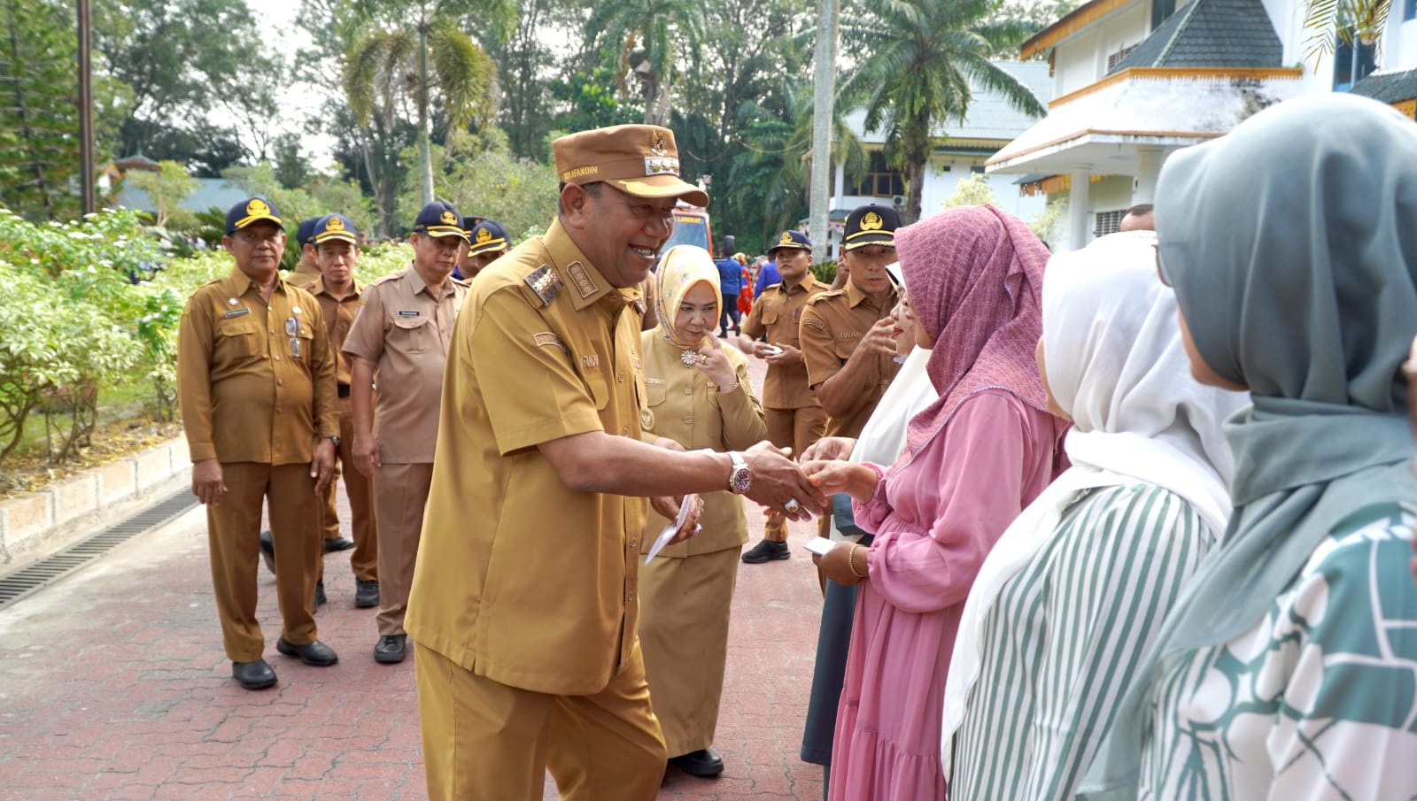 Syah Afandin Ajak ASN Fokus 30 Desa Wisata, Serahkan Santunan dan Damkar di Apel Gabungan