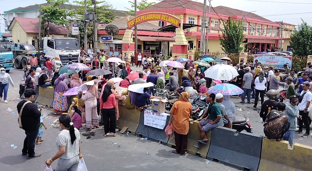 Ratusan Warga Bagan Deli Blokir Jalan Depan Polres Belawan