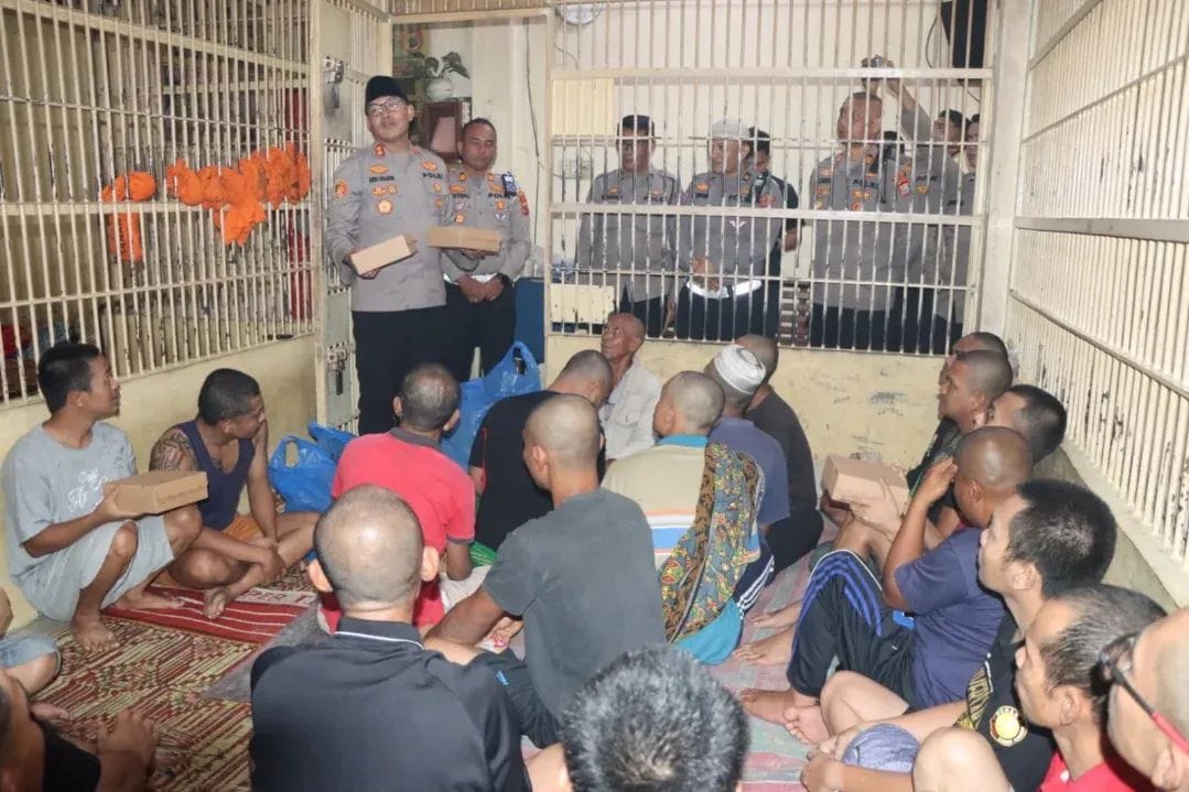Kapolres Tanah Karo Berikan Makan Malam Tambahan Kepada Tahanan RTP Mapolres