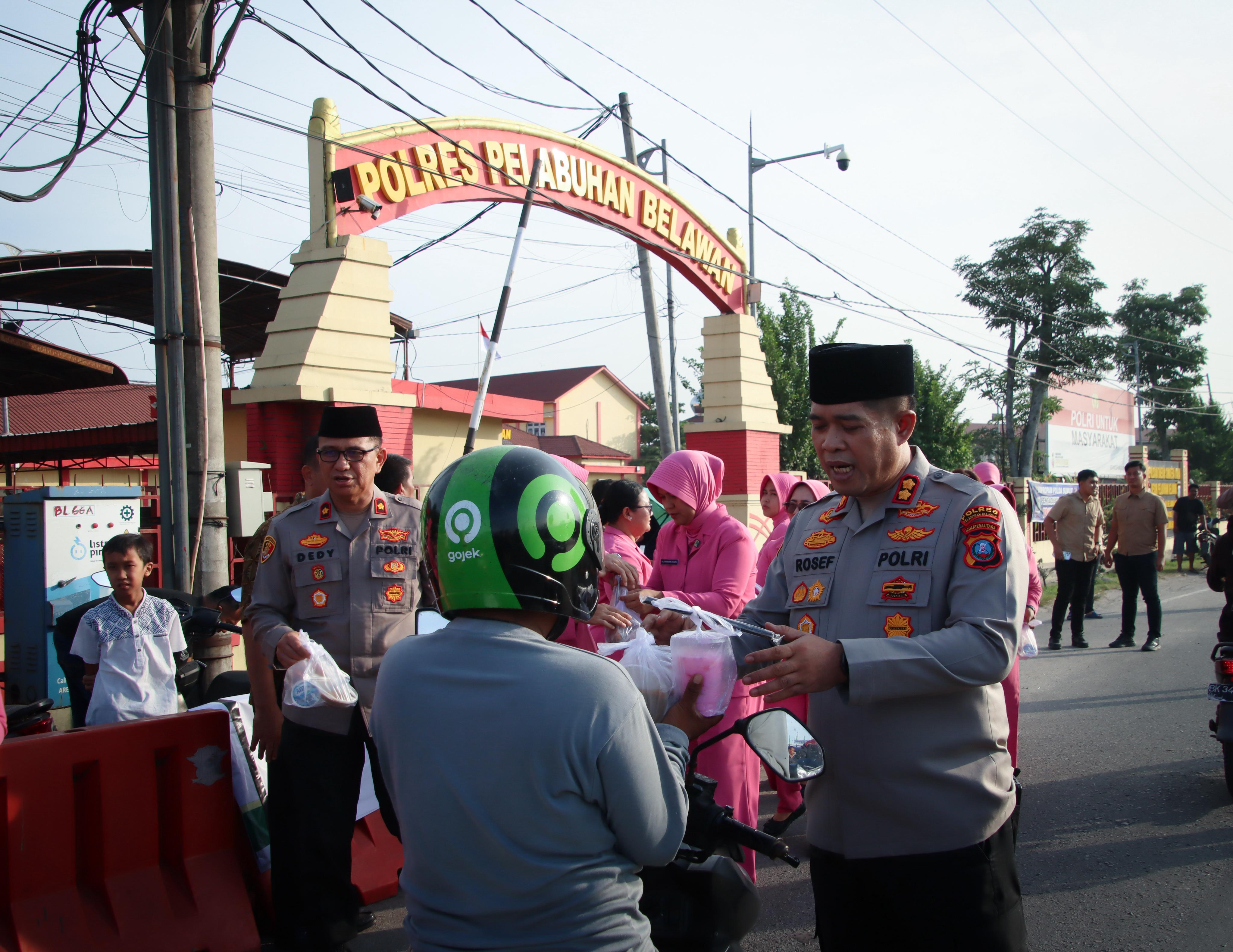 Berbagi Berkah Ramadhan, Kapolres Pelabuhan Belawan Bagi Takjil