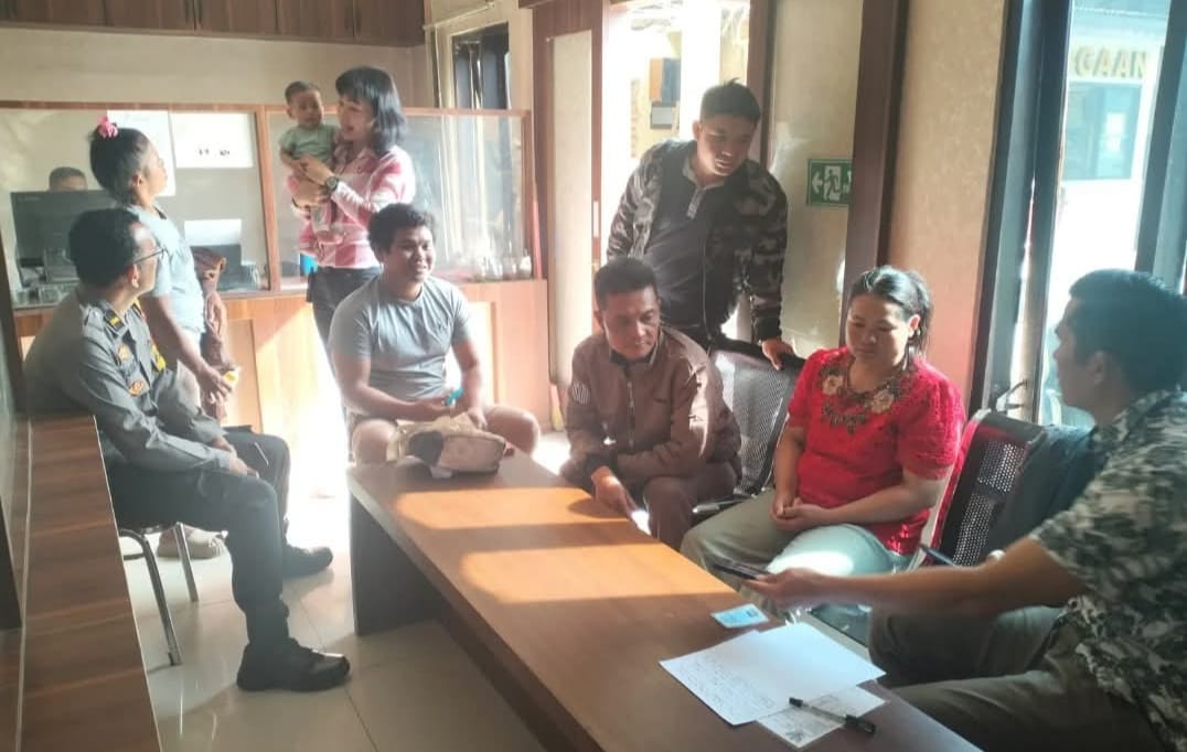 Satres PPA & PPO Polres Tanah Karo Serahkan Bayi kepada Ayah Kandung