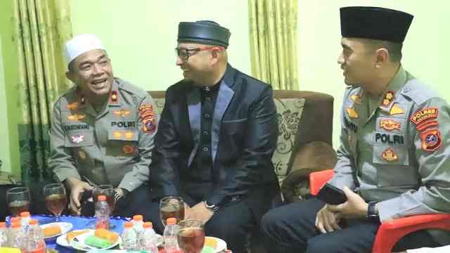 Kapolres Labuhanbatu Silaturrahmi ke Rumah Tokoh Agama KH. Muhammad Darwis Husin